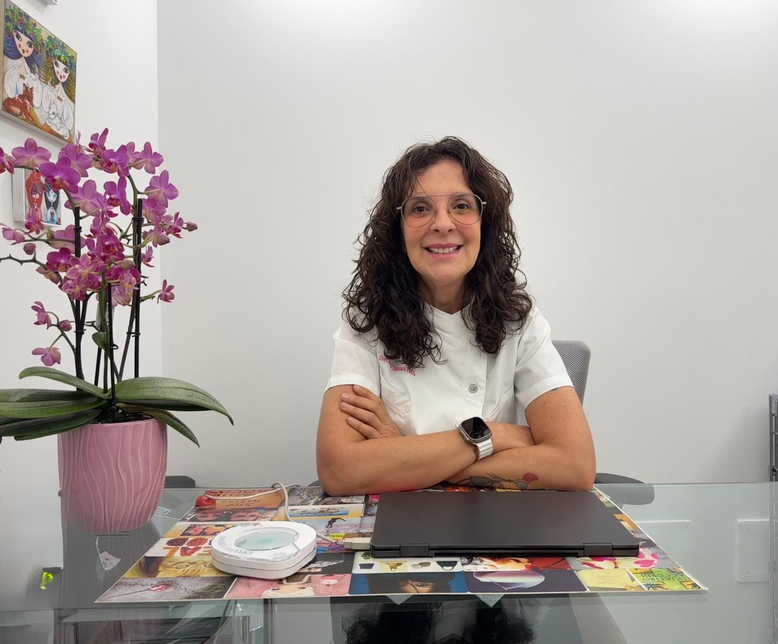 Foto professionale di Francesca Cardu nel suo studio